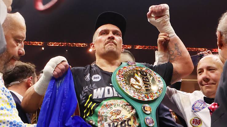Усик освободил три чемпионских титула в супертяжелом весе